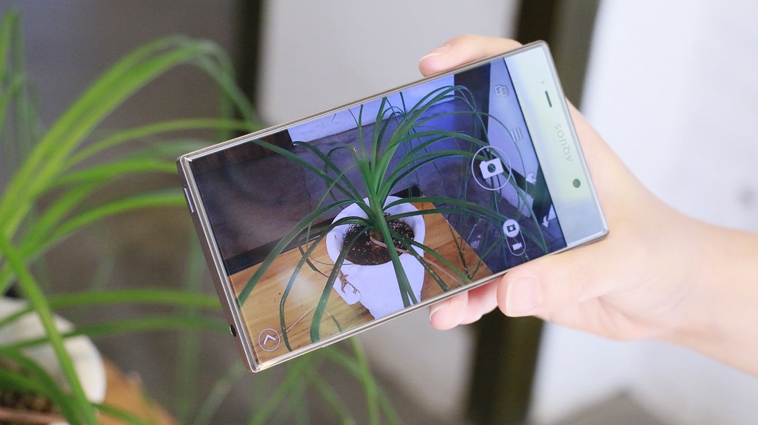 【视频】夏普Aquos Crystal 305SH上手，真正的无边框？ - 动点科技