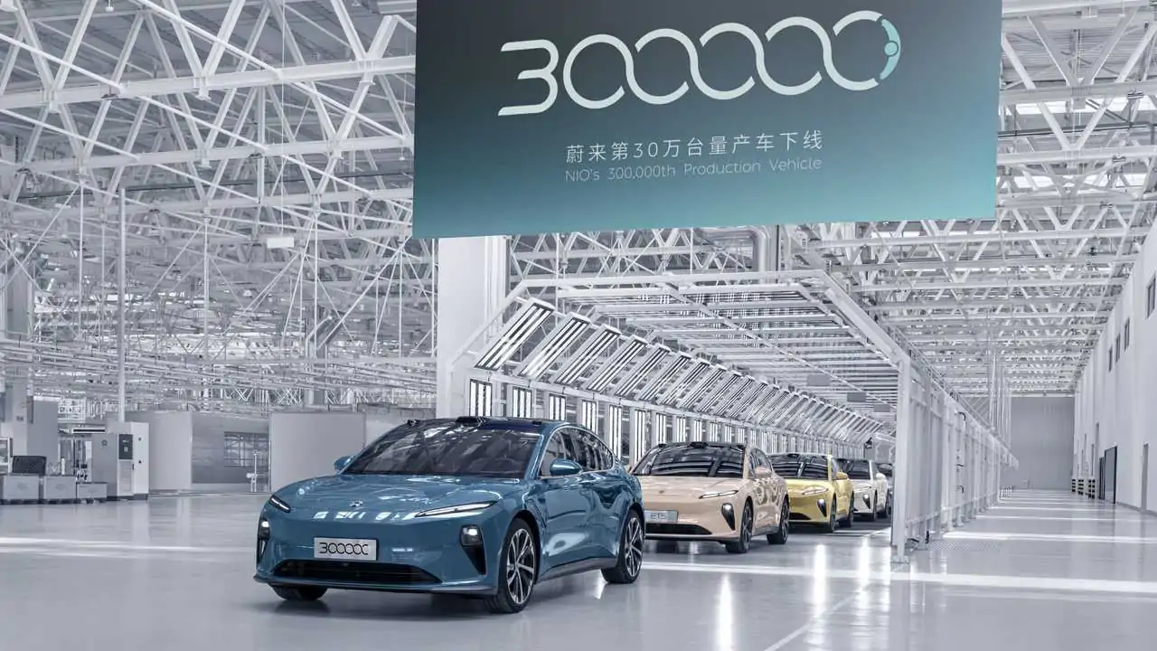 nio-rolls-300-000th-car-off-production-line-nio-et5.webp